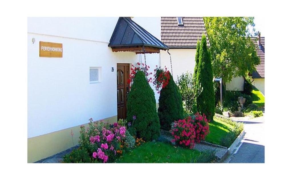 un jardín frente a una casa con flores en Waldesruh, en Sölden