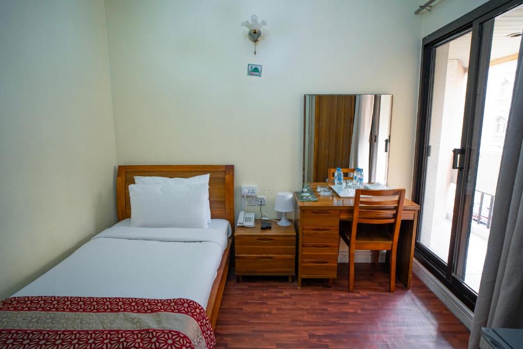 Postel nebo postele na pokoji v ubytování Al Karnak Hotel