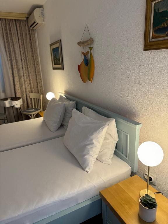 Postel nebo postele na pokoji v ubytování Guest House Amfora