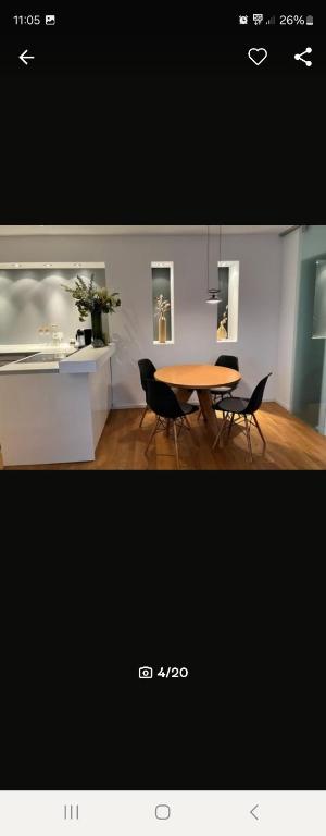 een eetkamer met een tafel en 2 stoelen bij NJoy Apartments in Neurenberg