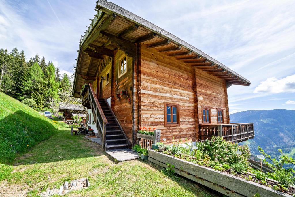 una cabaña de madera a un lado de una montaña en Ferienhaus Rauchegg - Bergblick, en San Pancrazio