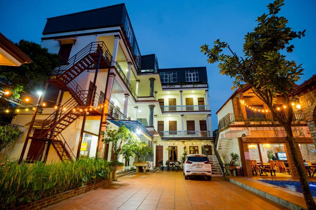 a building with a car parked in front of it at Gia Nguyen Hotel in Ninh Binh