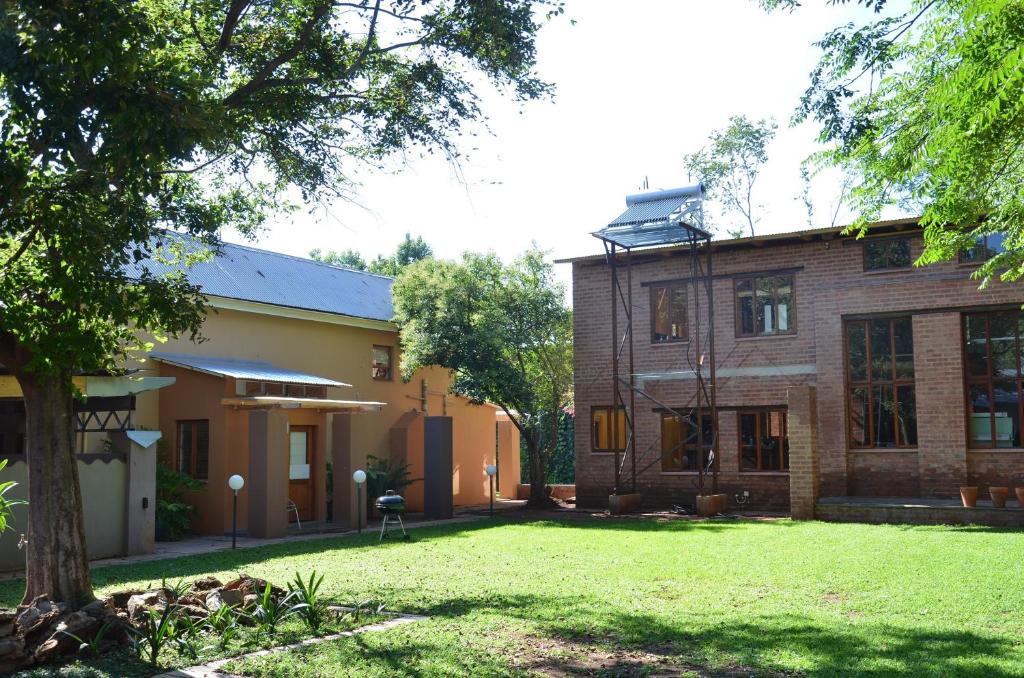 dom z trawnikiem przed nim w obiekcie Bed & Breakfast in Hatfield w mieście Pretoria