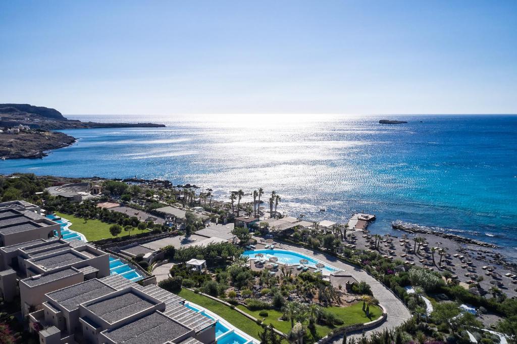 una vista aérea de un complejo y del océano en Aquagrand Exclusive Deluxe Resort Lindos - Adults only, en Lindos