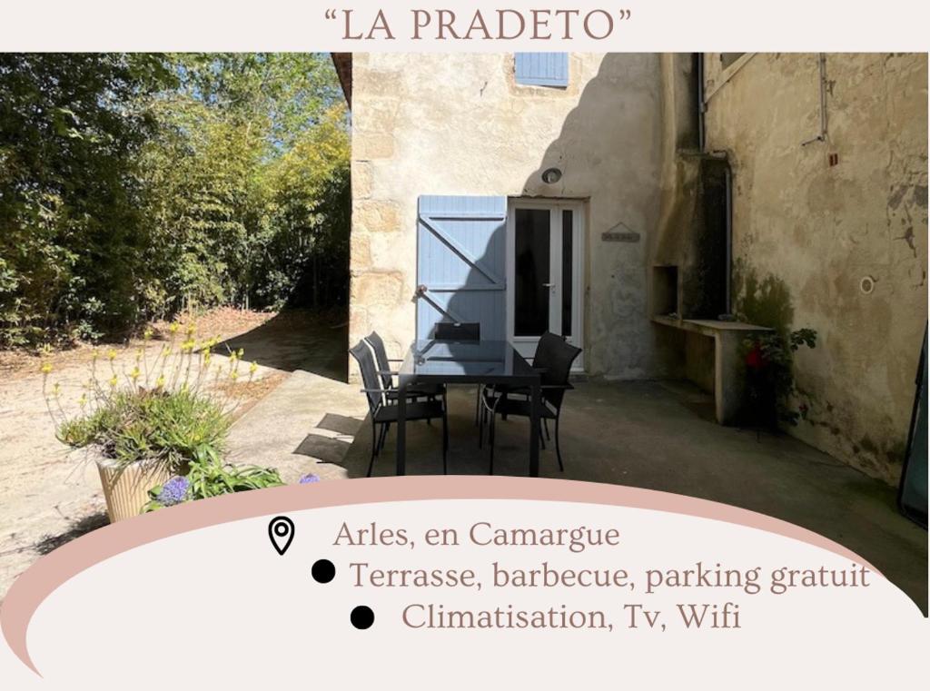 ル・サムビュクにある"La Pradeto" gite rural Camargueのテーブルと椅子のあるパティオのイメージ