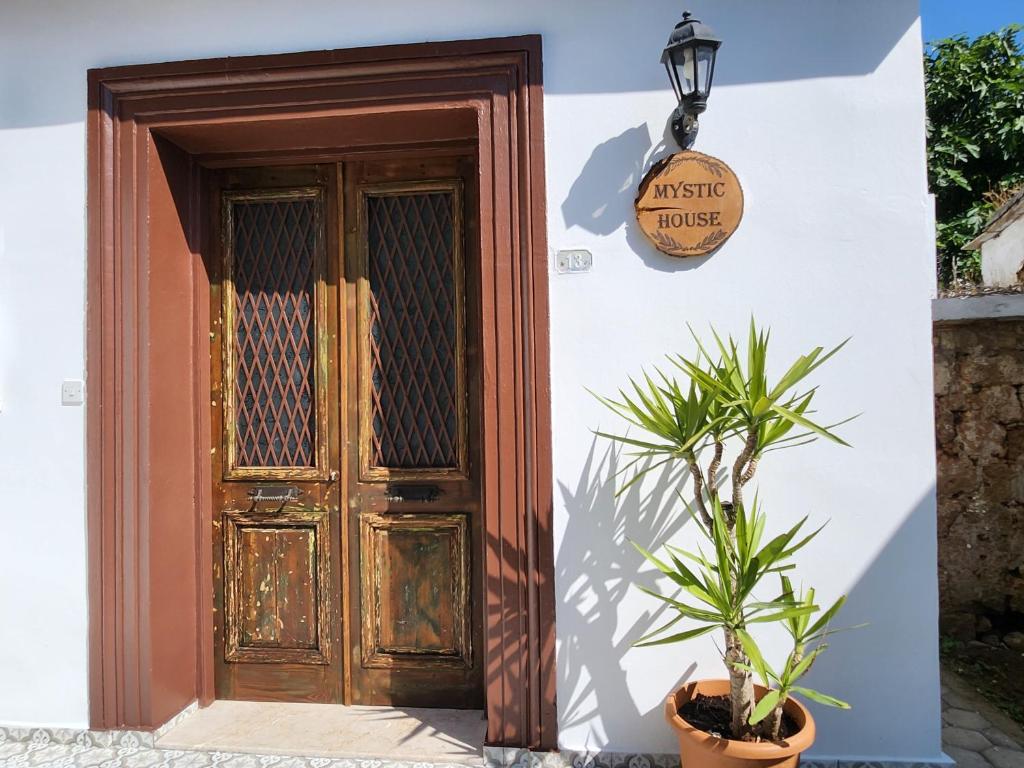 Mystic Guest House Famagusta في فاماغوستا: باب للمنزل مع وجود لافته تقرأ البيت الاول