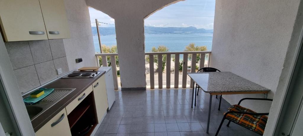 cocina con balcón con vistas al océano en Villa Ana en Slatine