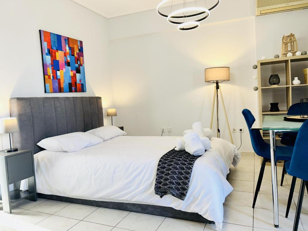 sypialnia z łóżkiem z pluszowym misiem w obiekcie Saronikos w Pireusie