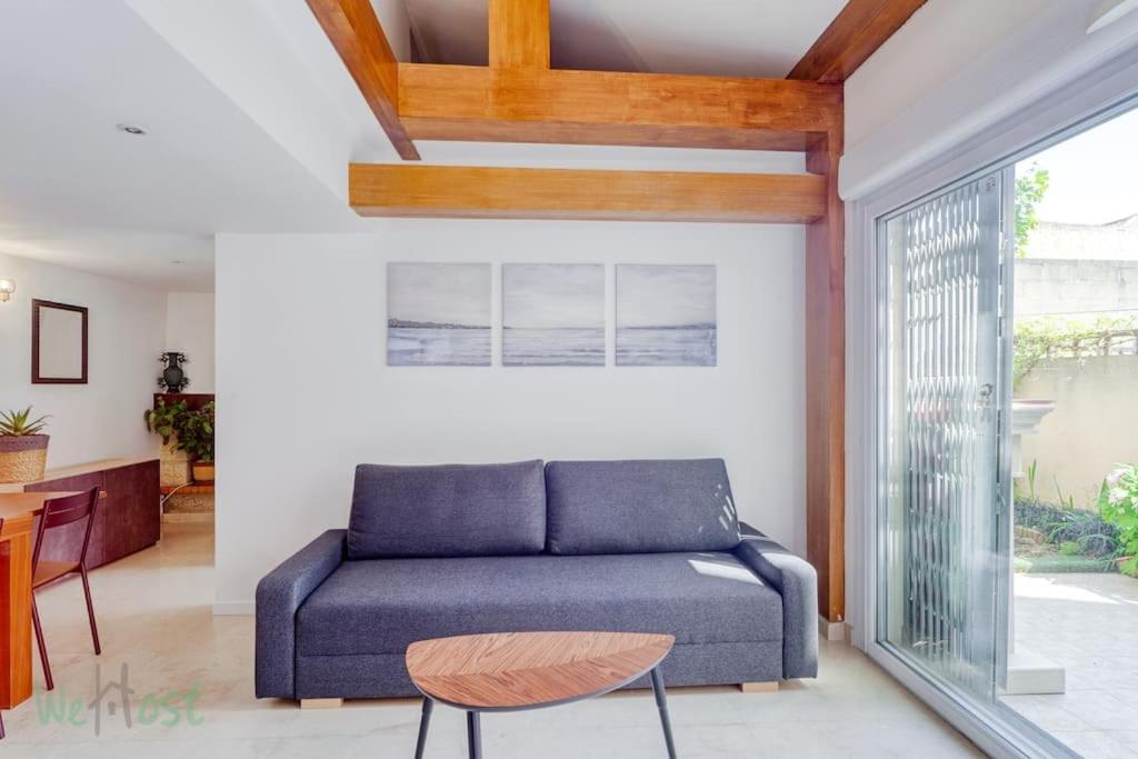 - un salon avec un canapé bleu et une table dans l'établissement Nice duplex for 6p, à Villejuif