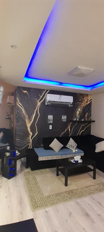 Zimmer mit einer Wand mit blauem Licht in der Unterkunft فلل سهم الرياض in Riad