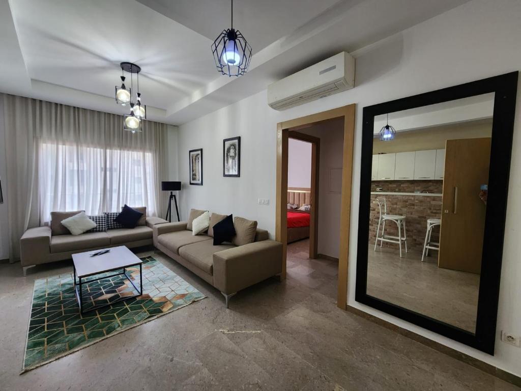 - un salon avec un canapé et une table dans l'établissement Luxury, à Sidi Daoud