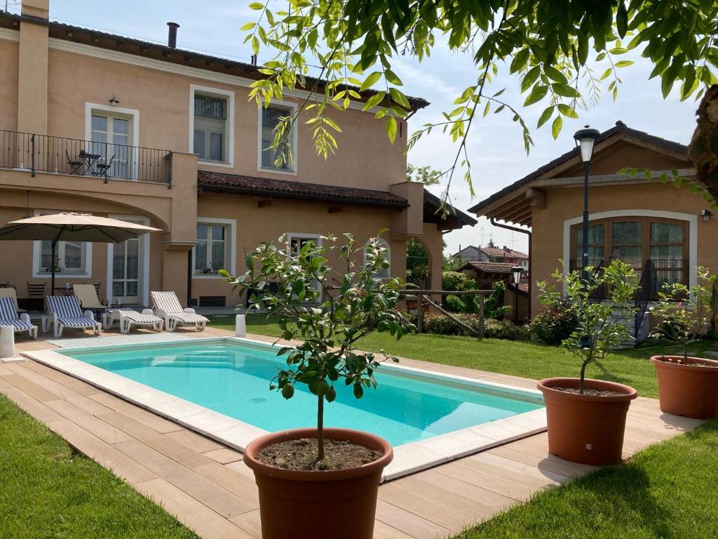 - une piscine en face d'une maison dans l'établissement I Grappoli Divini, à Viarigi