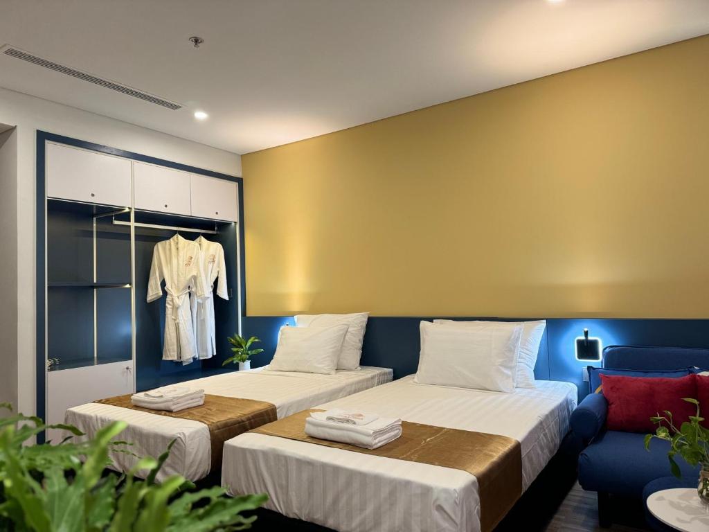A bed or beds in a room at Flaminggo Crown Bay Hải Tiến