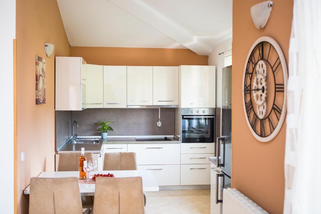Kuchyň nebo kuchyňský kout v ubytování Apartments Lorena