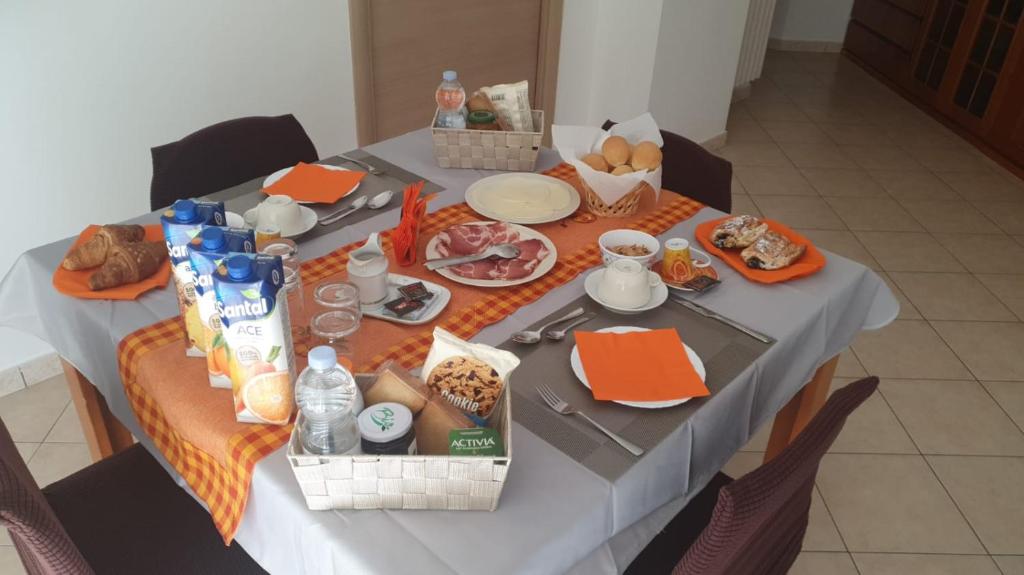 - une table avec de la nourriture et des collations dans l'établissement 4 Seasons b&b, à Potenza