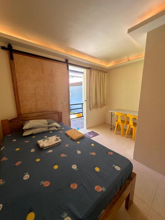 Burgos的住宿－Cris & Mar Homestay，一间卧室配有一张床和一张桌子及椅子