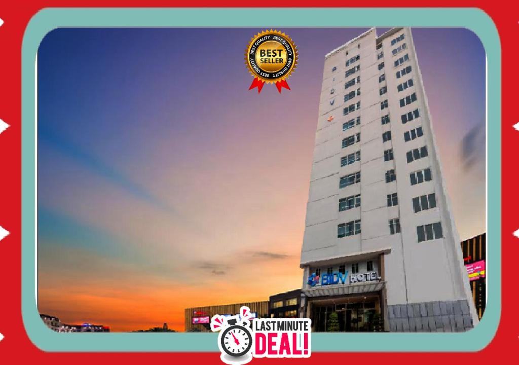 uma imagem de um edifício com um relógio em cima em BIDV Beach Hotel Nha Trang em Nha Trang