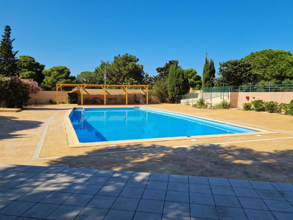 uma piscina num quintal em La perle du Roussillon em Fitou