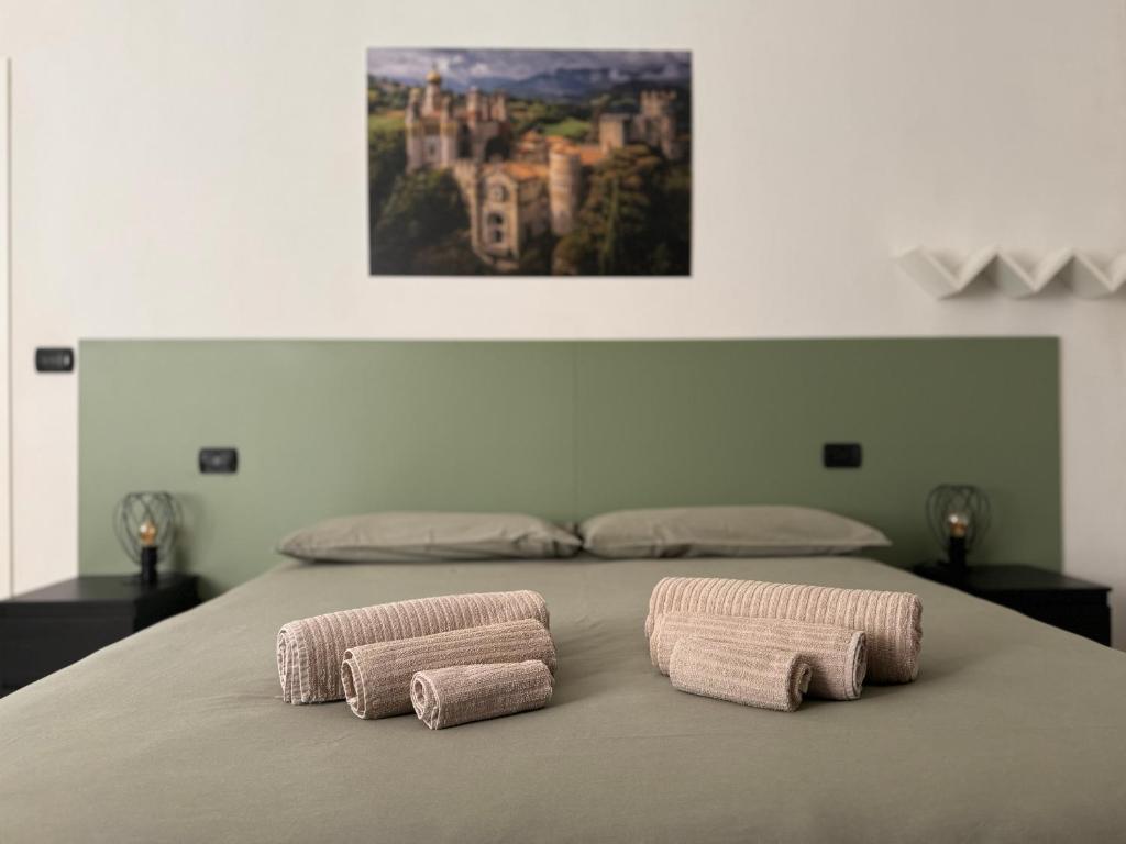 Una cama con dos toallas encima. en CasaVivi Fiera, en Bolonia