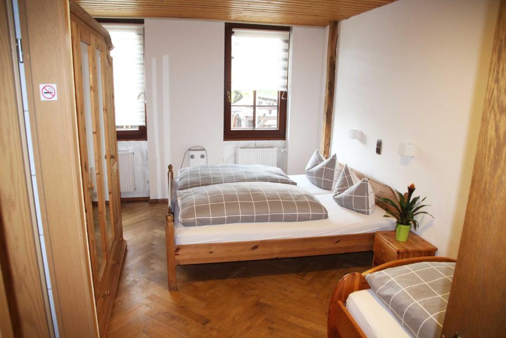 ロルヒ・アム・ラインにあるHotel Zur Kroneのベッドルーム1室(ベッド2台、窓付)