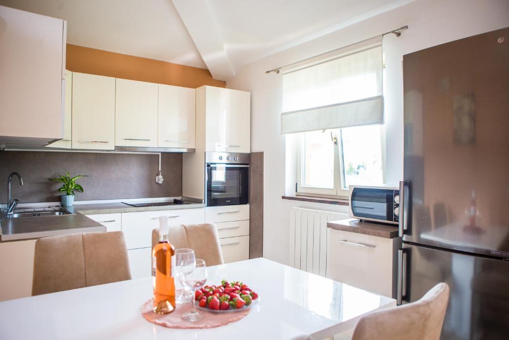 Kuchyň nebo kuchyňský kout v ubytování Apartments Lorena
