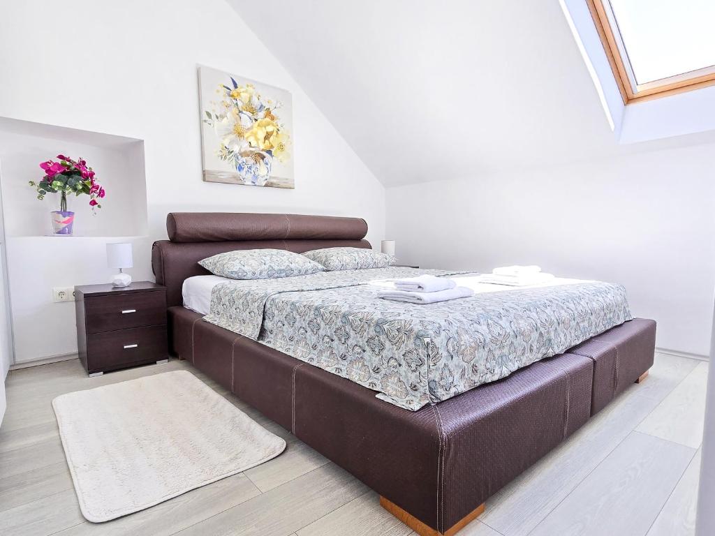 Postel nebo postele na pokoji v ubytování Stone House Varos Apartments