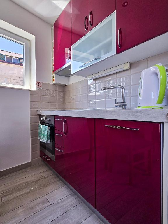 Kuchyň nebo kuchyňský kout v ubytování Stone House Varos Apartments