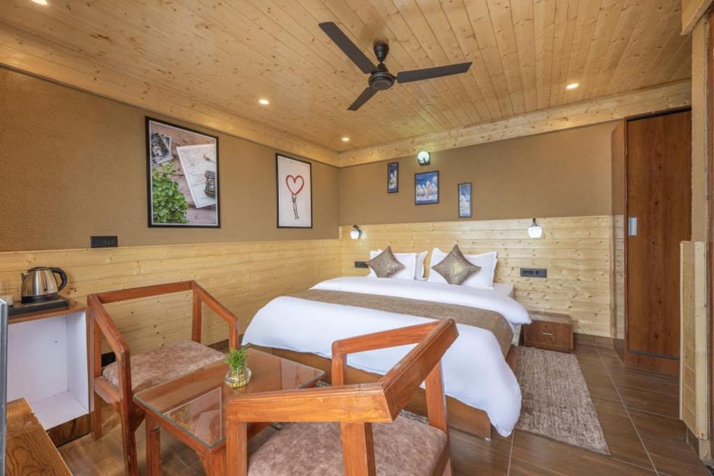 Postel nebo postele na pokoji v ubytování The Countryside Retreat I Vacations I Conference I MICE I Family Events I Open Air Terrace I Sky Bonfire I Kufri by Exotic Stays