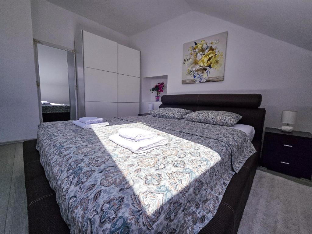 Postel nebo postele na pokoji v ubytování Stone House Varos Apartments