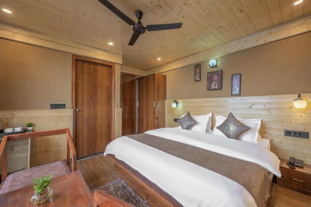 Postel nebo postele na pokoji v ubytování The Countryside Retreat I Vacations I Conference I MICE I Family Events I Open Air Terrace I Sky Bonfire I Kufri by Exotic Stays