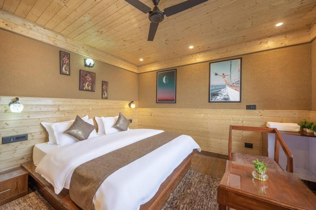 Postel nebo postele na pokoji v ubytování The Countryside Retreat I Vacations I Conference I MICE I Family Events I Open Air Terrace I Sky Bonfire I Kufri by Exotic Stays