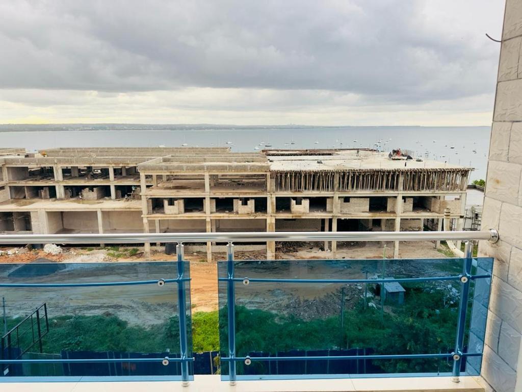 un edificio sin terminar con el océano en el fondo en The View Apartment, en Dar es Salaam