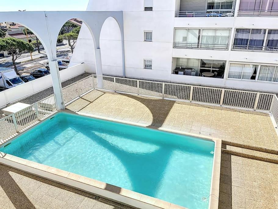 una piscina en la parte superior de un edificio en 3348 - appartement à 200m de la plage, en Le Barcarès