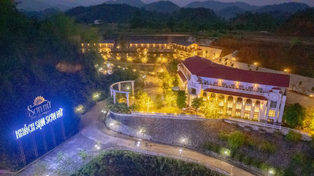 una vista aérea de un hotel por la noche en Nhà hàng - Khách sạn Sơn Nữ, en Bak Kan