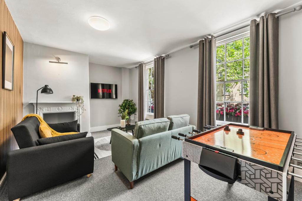 Posezení v ubytování The Roman Bath Apartment - Sleeps 7