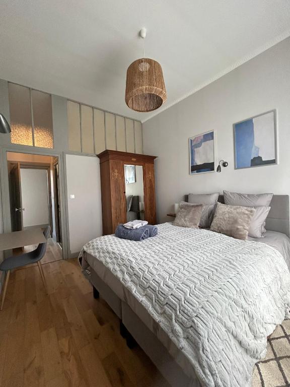 une chambre avec un grand lit et un bureau dans l'établissement Villa du Vieux Château, aux Andelys