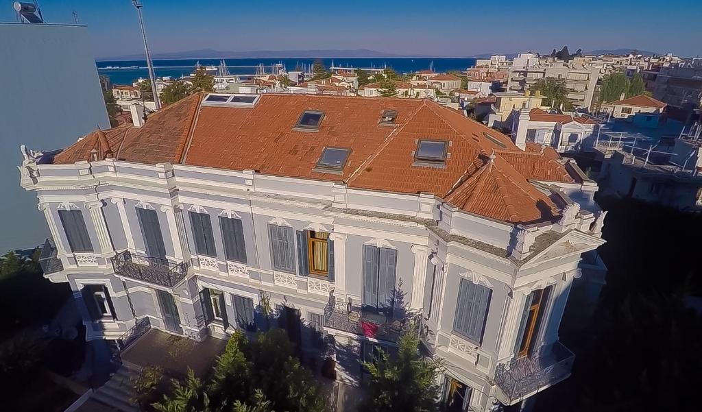 un gran edificio blanco con techo naranja en Olympias Mansion Mitilini en Mitilene