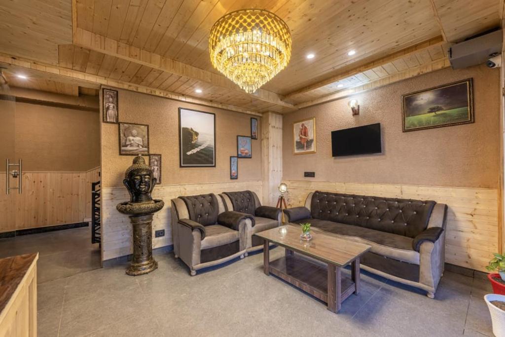 TV a/nebo společenská místnost v ubytování The Nature Retreat I Vacations I Conference I MICE I Family Events I Kufri by Exotic Stays