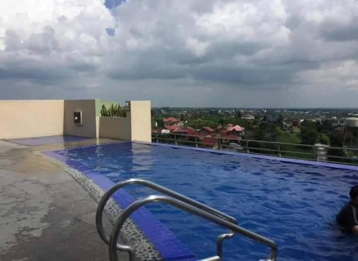 uma grande piscina no topo de um edifício em One Tagaytay Place Hotel Suites em Tagaytay