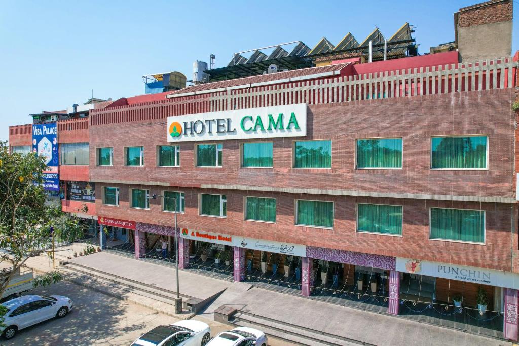 ein Gebäude mit einem Hotel-Camana-Schild darauf in der Unterkunft Hotel Cama in Chandīgarh