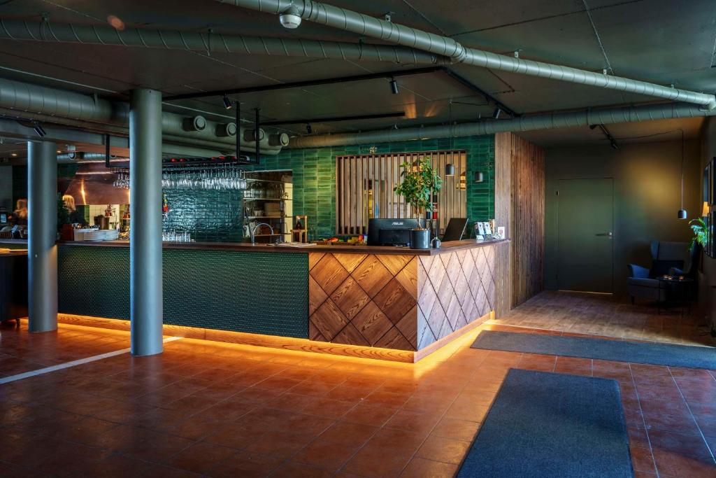 een restaurant met een bar in een kamer bij Best Western Hotel Botnia in Umeå