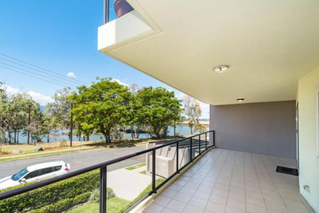 - Balcón con vistas a la calle en Premium 3 bedroom River Front Location, en Rockhampton