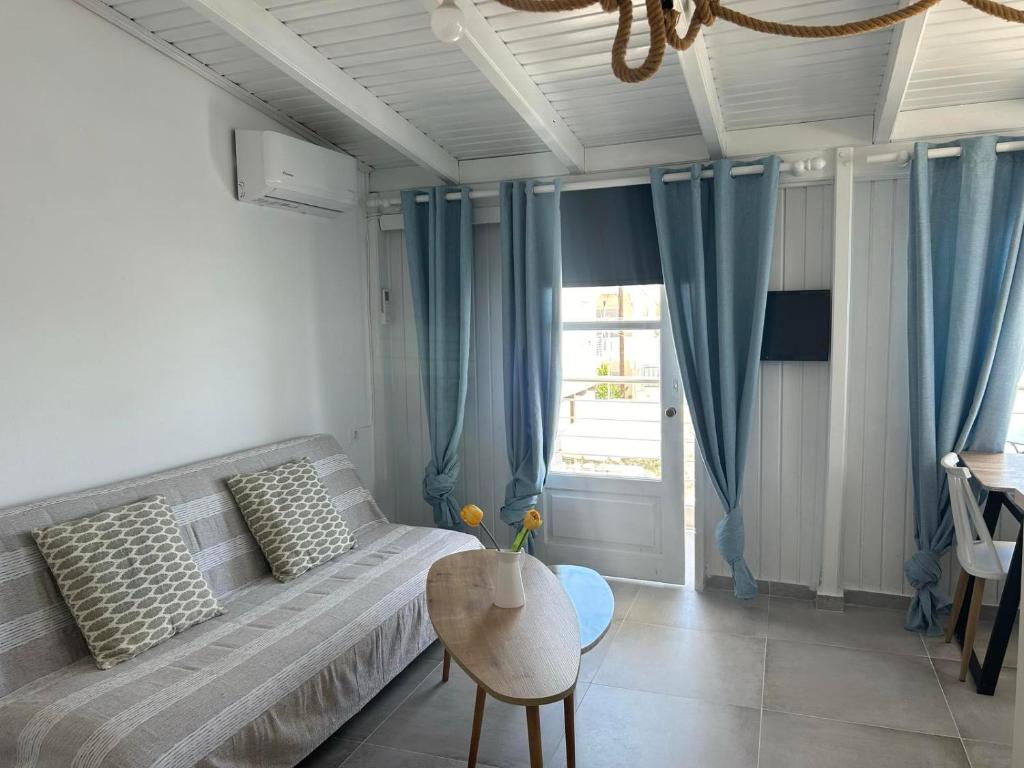 Postel nebo postele na pokoji v ubytování Myrtos Cosy Apartments