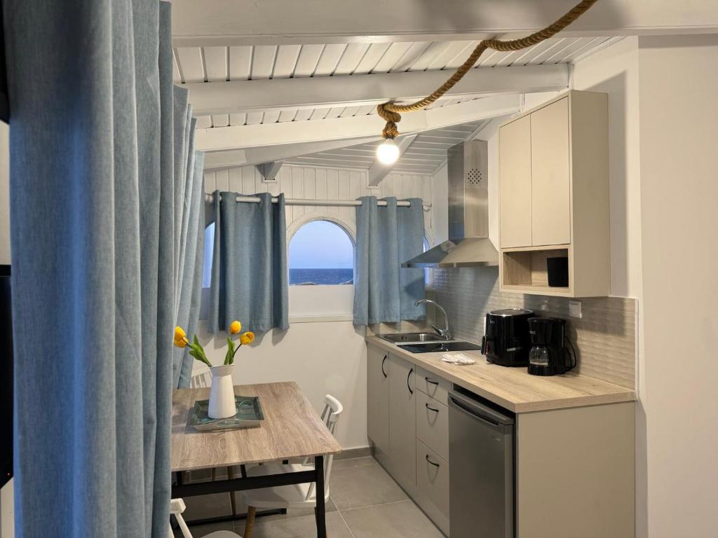 Kuchyň nebo kuchyňský kout v ubytování Myrtos Cosy Apartments