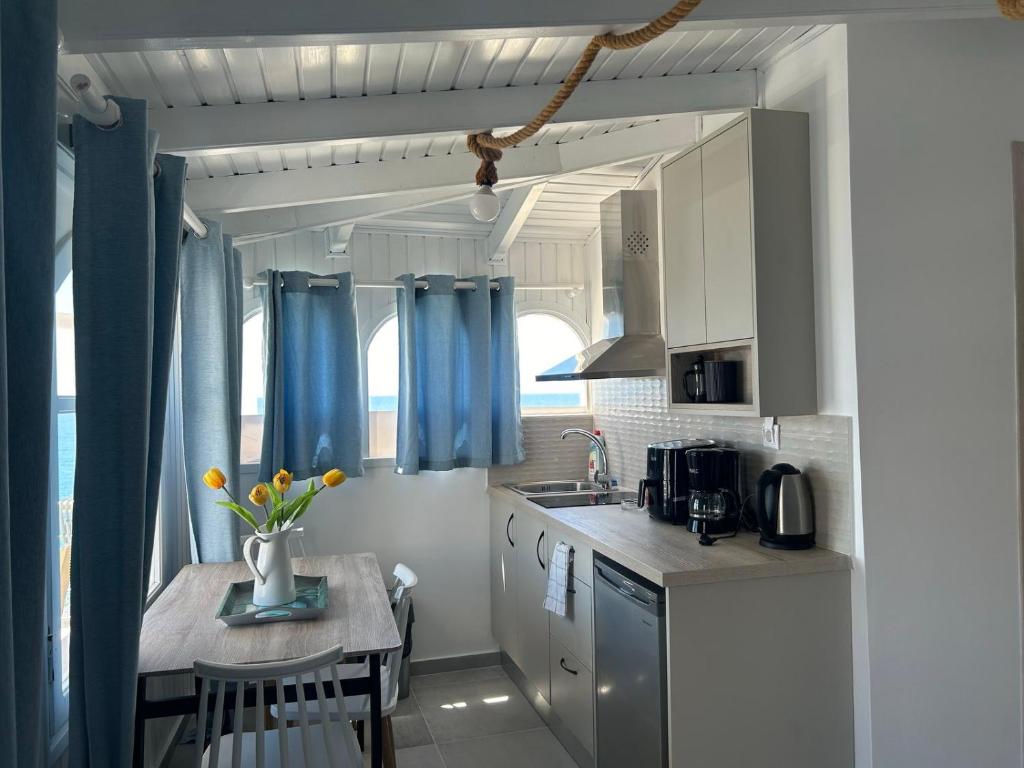 Kuchyň nebo kuchyňský kout v ubytování Myrtos Cosy Apartments