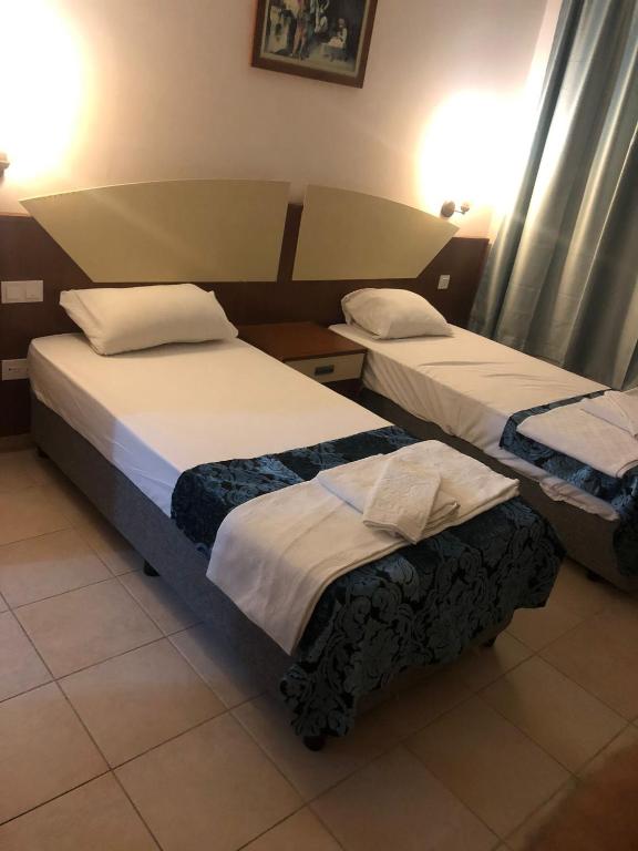 Postel nebo postele na pokoji v ubytování Best Hotel