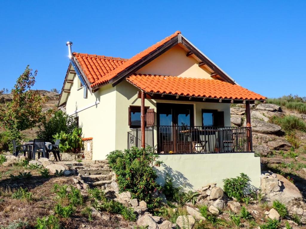 dom z pomarańczowym dachem w obiekcie Quinta da Estrela w mieście Ponte Nova