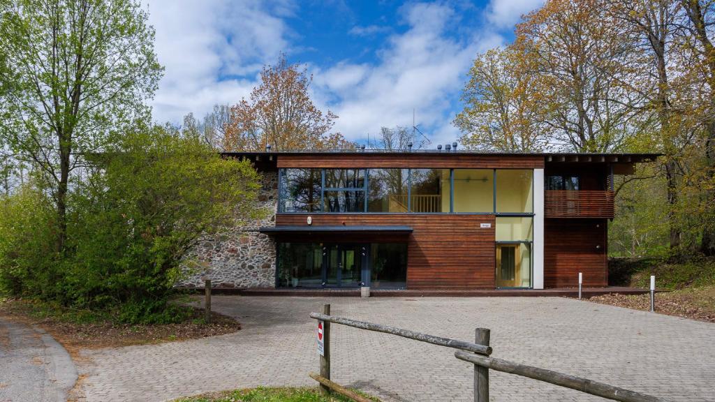 una casa en medio de un bosque en Kolga puhkemaja Pühajärvel en Otepää