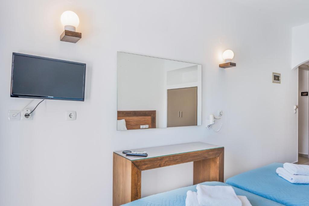 TV a/nebo společenská místnost v ubytování Creta Verano Hotel