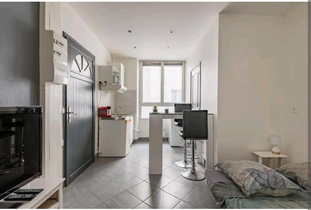 une pièce avec une cuisine et un salon dans l'établissement Charmant studio au cœur de Montelimar, à Montélimar